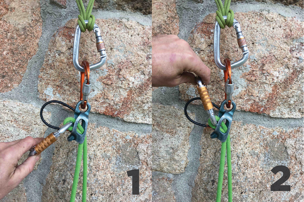 Método básico de descender a un segundo de cuerda con un Reverso. Sin soltar la cuerda inactiva, levanta el mosquetón por el que pasa la cuerda y bájalo. Esto casi siempre es suficiente, lento, pero suficiente.