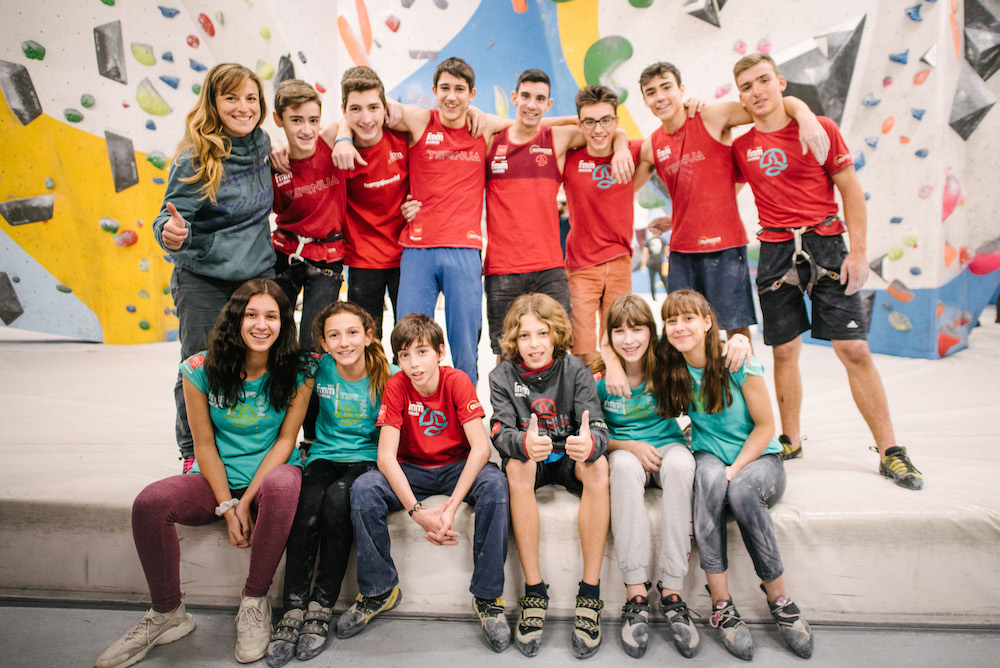 Andrea Cartas (de pie, a la izquierda) junto al equipo del Programa de Tecnificación de Escalada Deportiva de la Federación Madrileña.