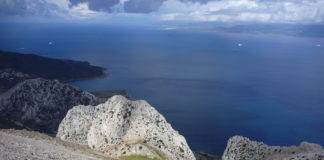 Ascensión al Jebel Mussa; al fondo, el Estrecho de Gibraltar. © Felipe Gómez
