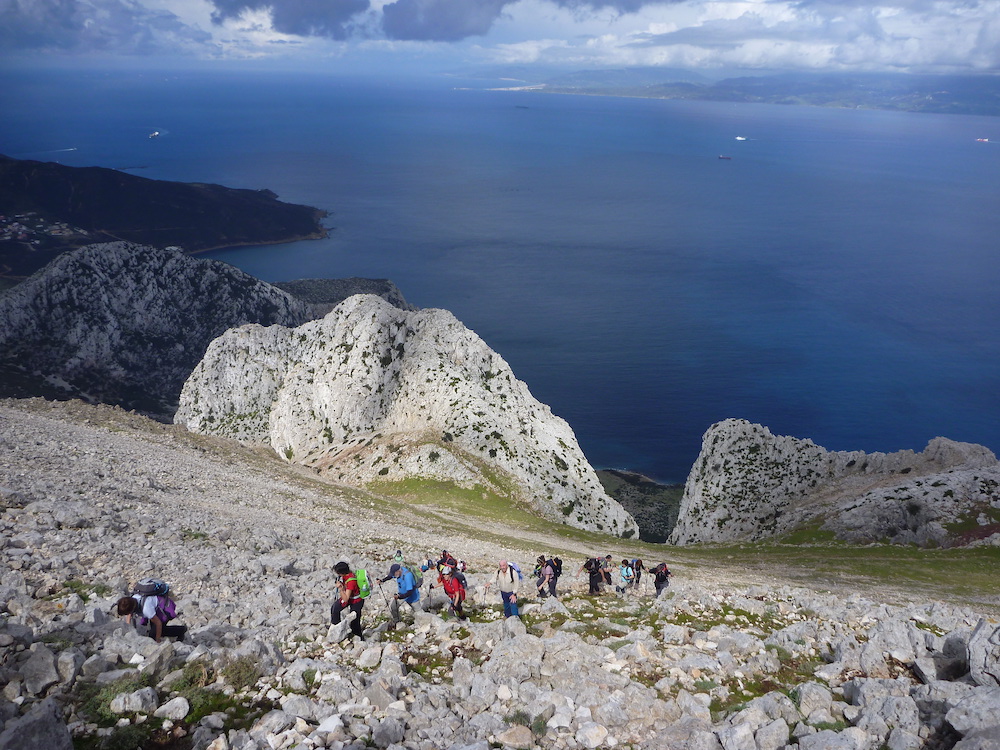 Ascensión al Jebel Mussa; al fondo, el Estrecho de Gibraltar. © Felipe Gómez