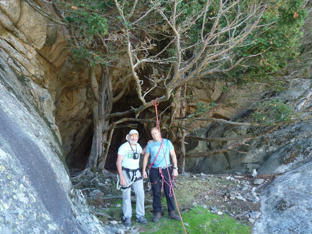 Desiderio y Javier Lozano en la Cueva de la Mora (Pedriza) durante una de sus incursiones cartográficas.