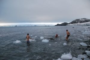Baño entre los hielos del brash, una tradición antártica. No se pasa tanto frío dentro y, al salir, incluso se pasa calor. Cuando piensas que no es para tanto, te das cuenta de que te has cargado el termostato... y te quedas helado fuera del agua.