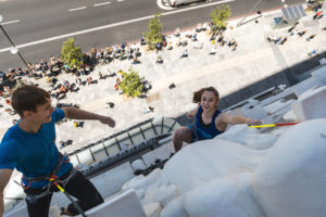Exhibición previa a la Copa de España Boulder y Velocidad 2022. Iziar Martínez y Mikel Linacisoro escalan la fachada del Hotel Riu de la Plaza de España, Madrid