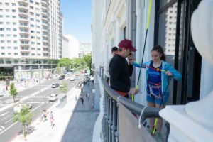 Exhibición previa a la Copa de España Boulder y Velocidad 2022. Iziar Martínez y Mikel Linacisoro escalan la fachada del Hotel Riu de la Plaza de España, Madrid