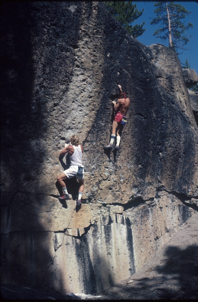 Sputnik Climbing John Bachar y Finuco hacen boulder en Yosemite en 1986.