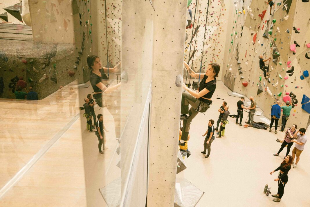 Sputnik Climbing mujer escala sola sola