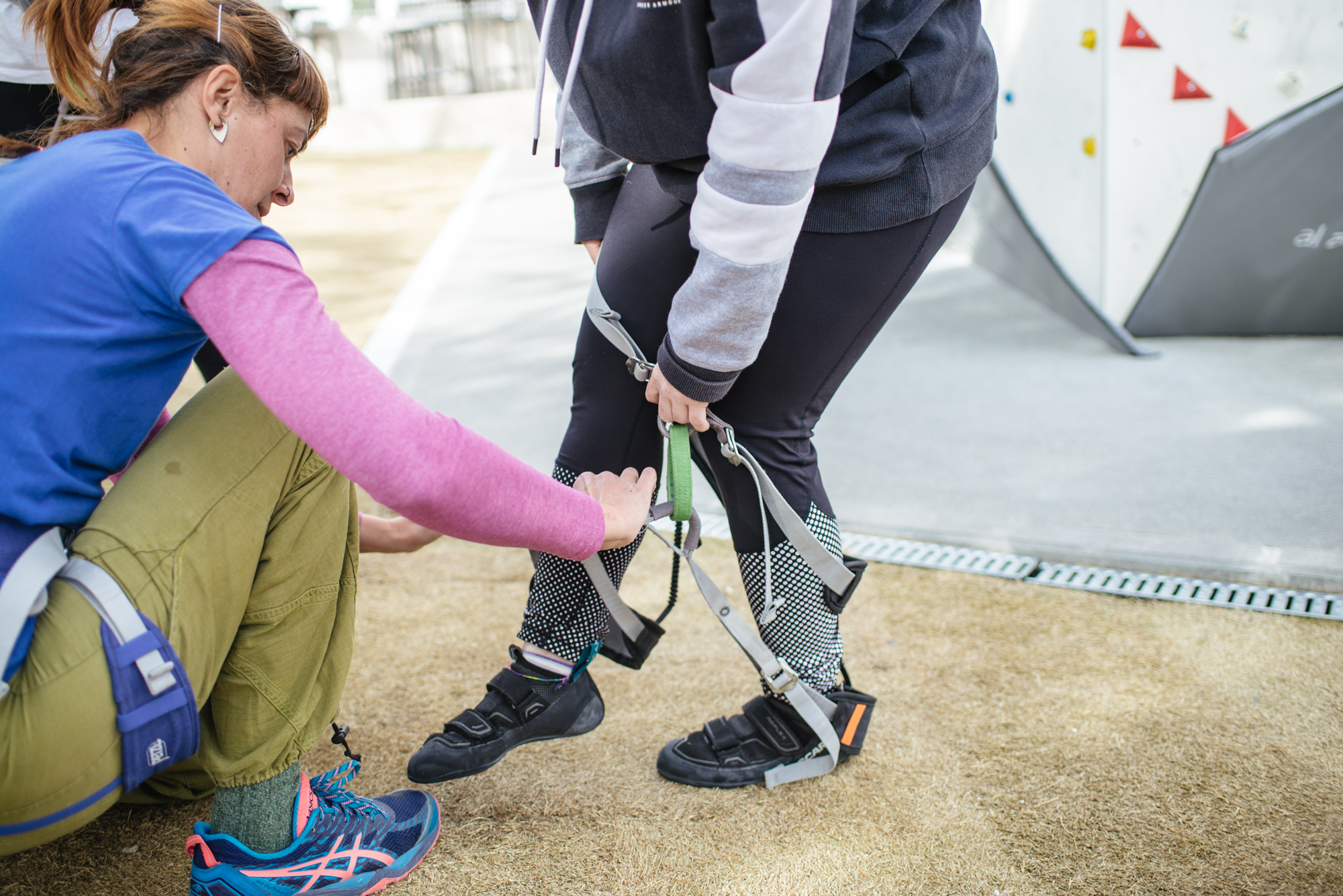 ¿Qué material necesito para escalar en un rocódromo?