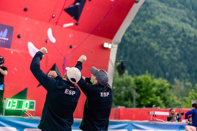 Alberto Ginés y Guille Peinado visualizan la vía de la final en la prueba de la Copa del Mundo de Chamonix, 2024. Sputnik Climbing