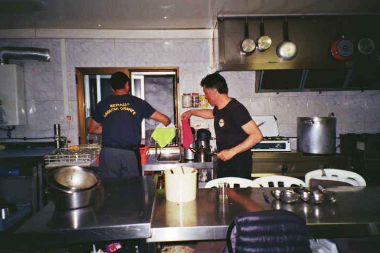 Refugio Laguna Grande de Gredos su padre Oscar Morales