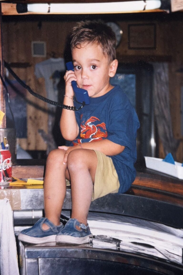 Víctor atendiendo el teléfono en el refugio
