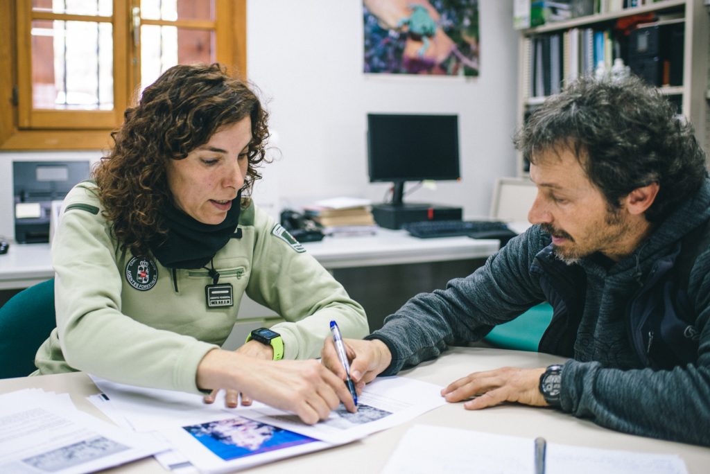 José Luis Núñez (representante de Escalada Sostenible) diseña el plan de regulaciones anual junto a los agentes forestales de la CAM.