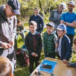 Anillamiento de aves con las escuelas infantiles de escaladores. Actúa.