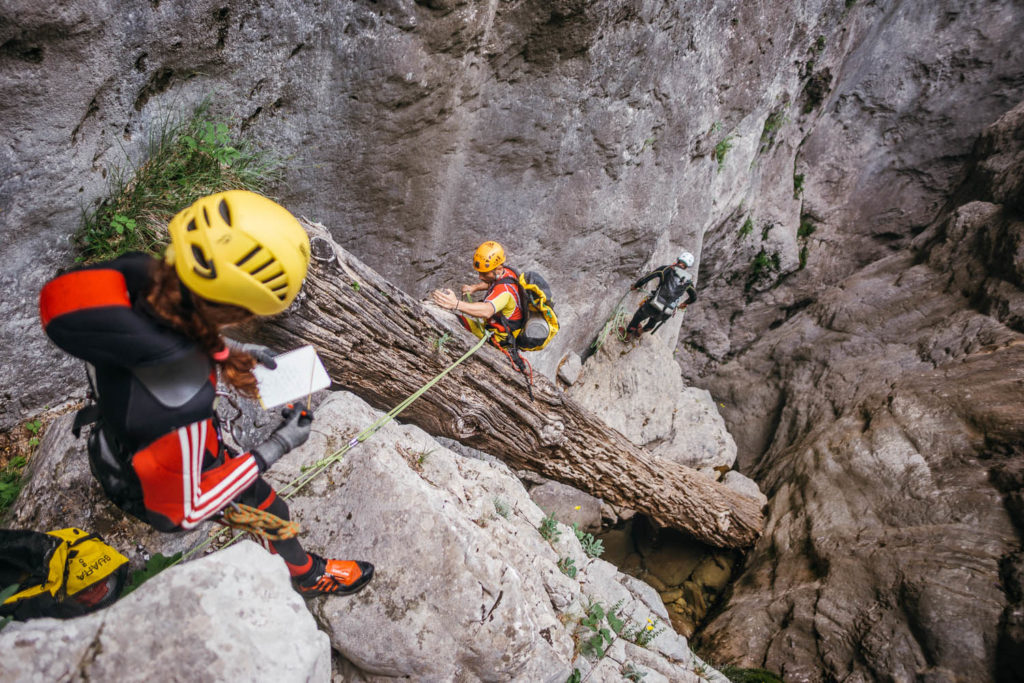 Trabajos de caracterización geológica y biológica en los ríos en roca de un parque nacional. La progresión en el cañón se hace empleando métodos de fortuna, evitando instalar material nuevo.