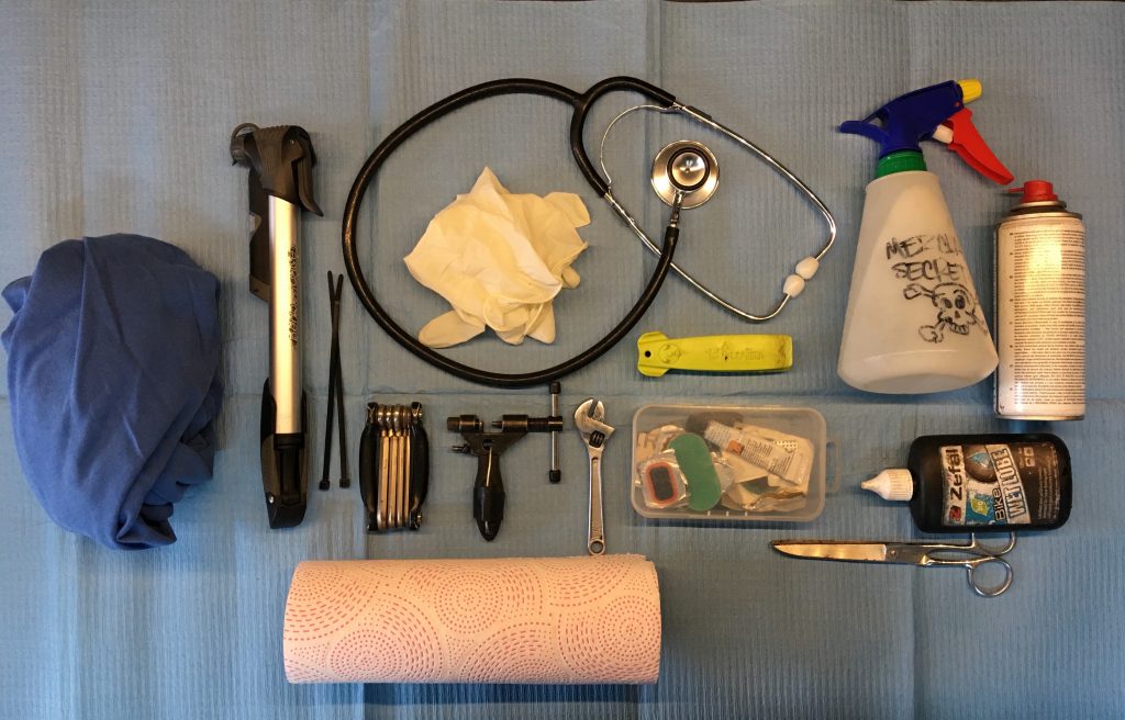 Herramientas para diagnosis y puesta a punto dd la bicicleta (el fonendoscopio es opcional).
