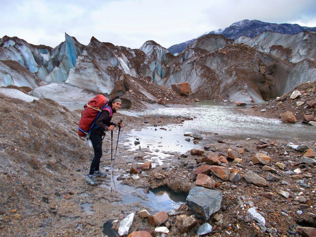 Sílvia Vidal en uno de los porteos por el glaciar a la cara oeste del Cerro Chileno Grande. ©Sílvia Vidal