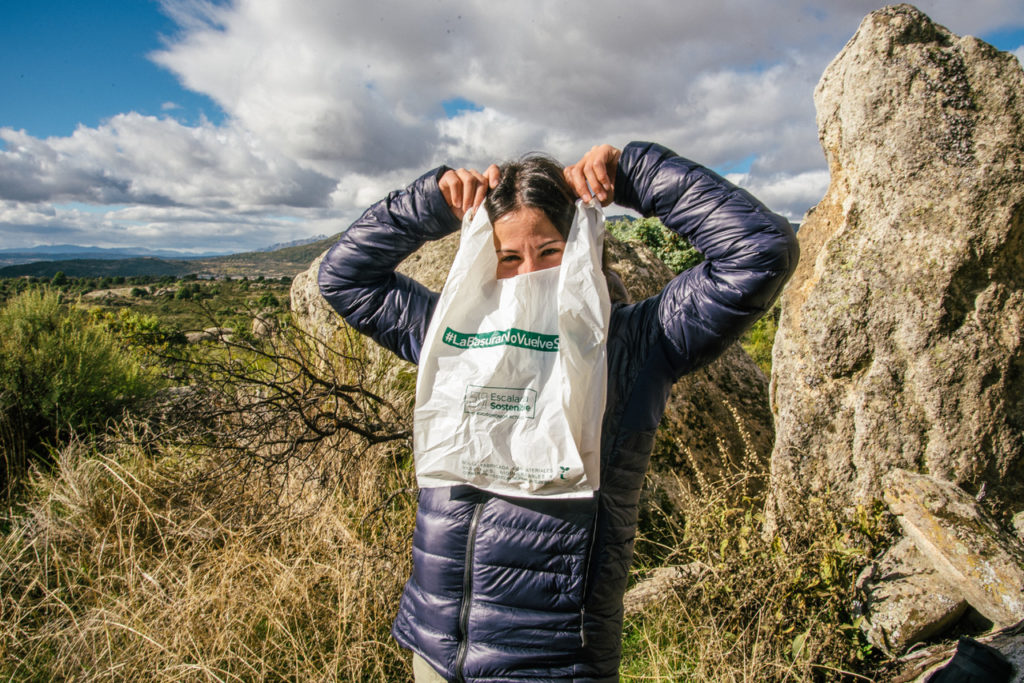Recogida de basura con bolsas biodegradables y compostables.