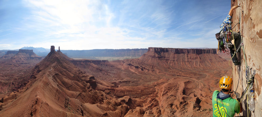 Escalando en el desierto. Y sí, con camisa. ©Clownclimbing