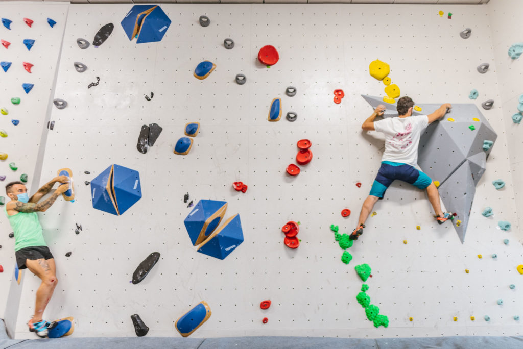 Escaladores hacen boulder con mascarilla en Sputnik.
