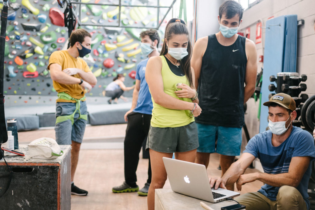 Ekhi trabaja en Sputnik con un grupo de jóvenes escaladores.