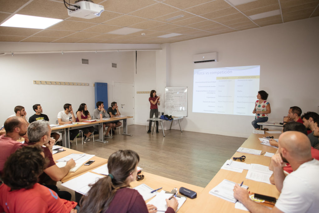 Eva López (izquierda) e Inma Garrido durante una formación de entrenamiento de escalada en Sputnik.