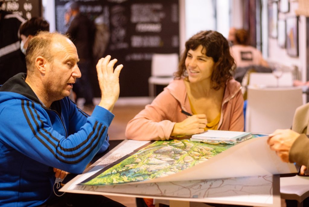 José, amigo de Desiderio, y María junto al mapa que Javier Lozano dibujó para su hijo.