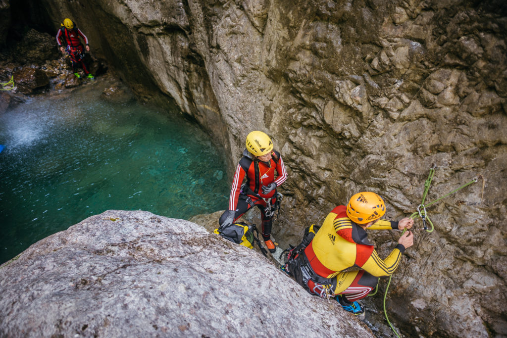 “Los guías de Barrancos están especializados en barrancos acuáticos y secos, así como en vías ferrata y parques de aventura, y pueden impartir formación. Han de dominar el medio acuático y manejar maniobras de descenso y socorro, además de ciertas técnicas de escalada”.