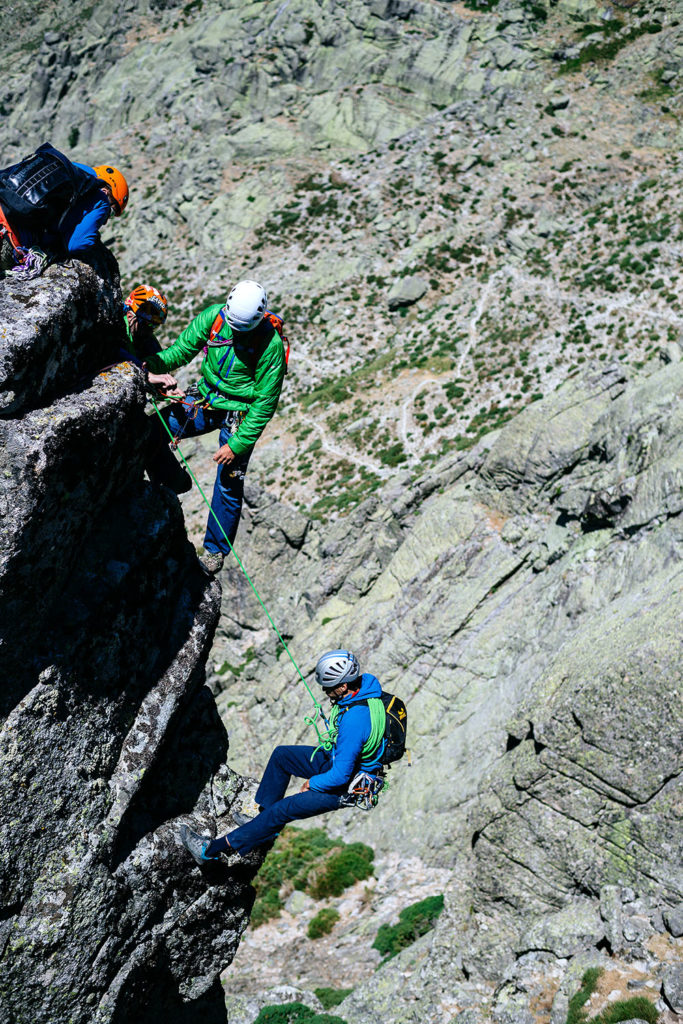 “El terreno de los guías de Escalada es la roca (rutas de escalada y vías ferrata) y también los parques de aventura. Además pueden dedicarse a la formación, el entrenamiento, el equipamiento de vías y, cada vez más, al trabajo en espacios indoor”.