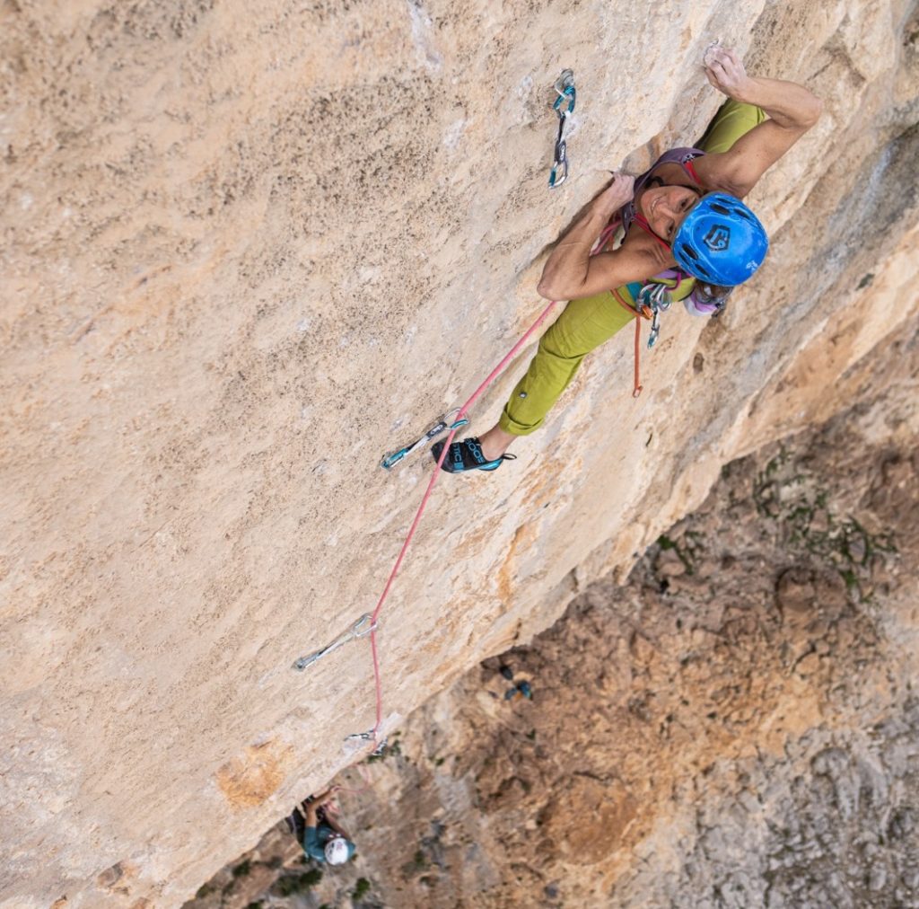Andrea Cartas prueba los Boostic durante la liberación de “Pandemia letal” (160 m, 8b), en El Chorro. ©JaviPec